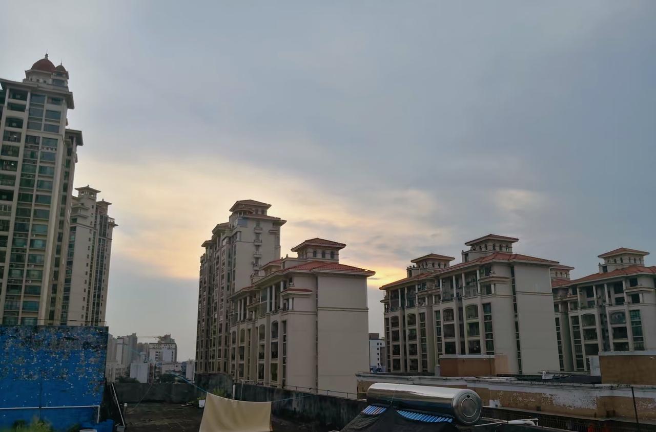 刘震云：）

所有女人出轨都是因为聊天。 肉体上得不到满足 ，寻求心理上刺激。女