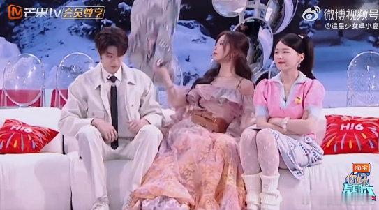 虞书欣不让林一给她盖毯子虞书欣这么漂亮的裙子谁要盖上 林一绅士拿毯靠近虞书欣，虞