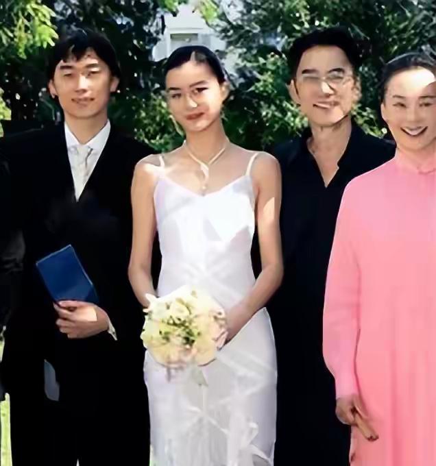 林依轮保养得太好了
看起来比他儿子还年轻
左数第一个是林依轮儿子

今天是他和超