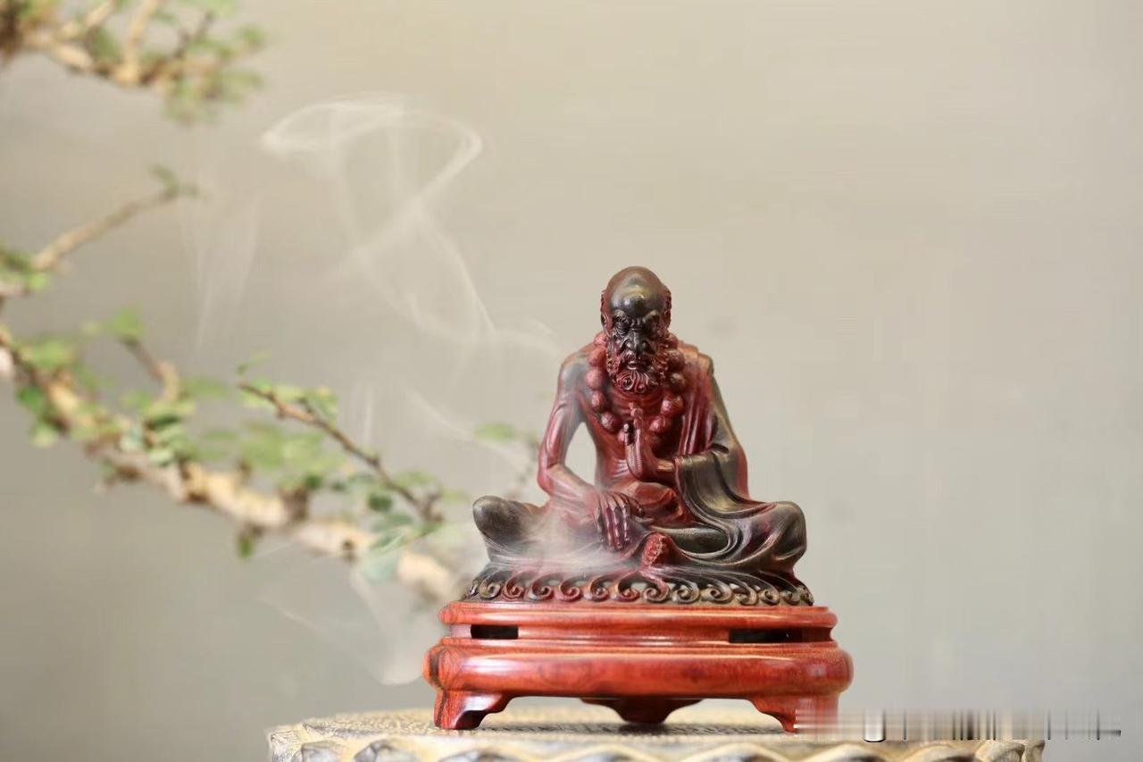 一尊达摩，一缕香烟，案头便有了禅意。

印度小叶紫檀老料历经岁月沉淀，木质油润深