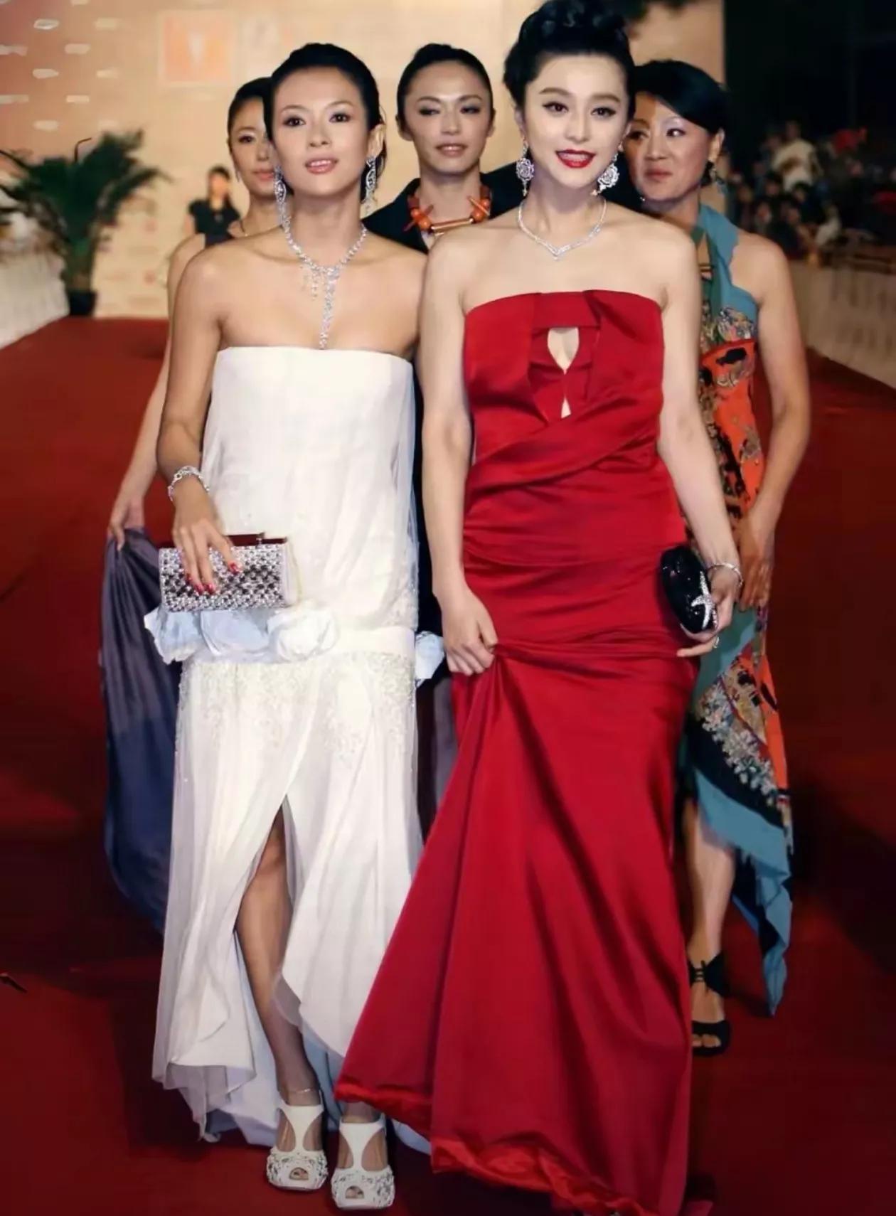2009年上海国际电影节，身穿一袭红裙走在章子怡前面的这个女明星气场好强大啊，感