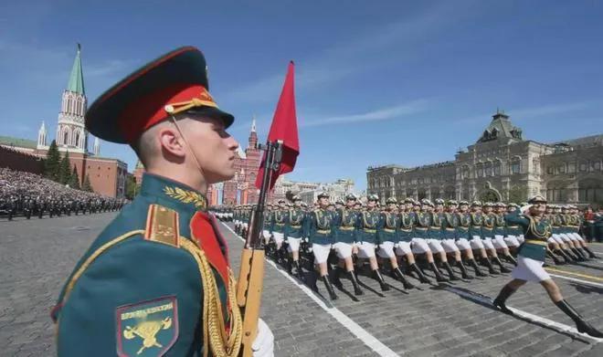 今年我们、俄国以及老美都会有阅兵仪式，届时大家可以比较一下，谁的武器先进，谁的士