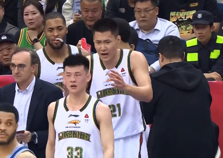 大C今天真不错 攻防两端存在感十足青岛男篮vs辽宁男篮