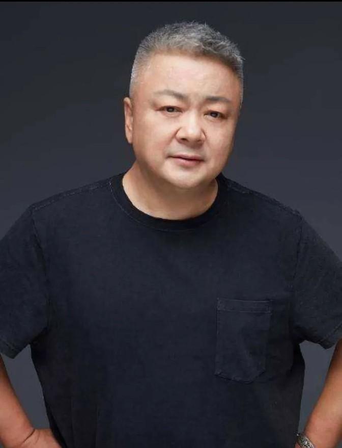 一次，洪剑涛家保姆找他借10万块买房，洪剑涛二话没说就给了她现金。十几年后，保姆