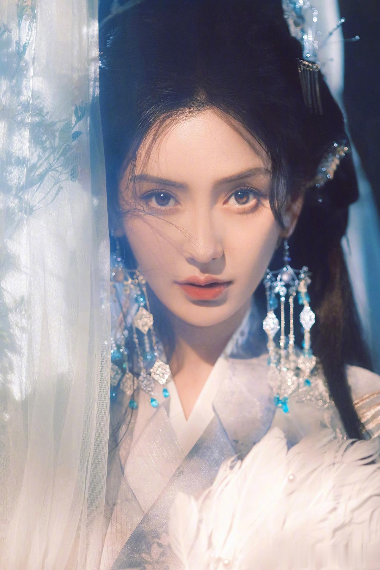 杨颖这次好像真的做错了。

杨颖就看了次疯马秀，她的风评立马就变了，现在她的评论