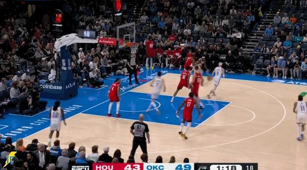 雷霆进攻断电，火箭打出一波9-0追到只差六分，以赛亚乔三分线外两步接球就扔为雷霆