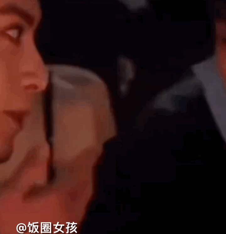 #林更新王鹤棣现场加微信#捕捉到林更新，王鹤棣开小差，很好奇他俩在聊啥，有懂唇语
