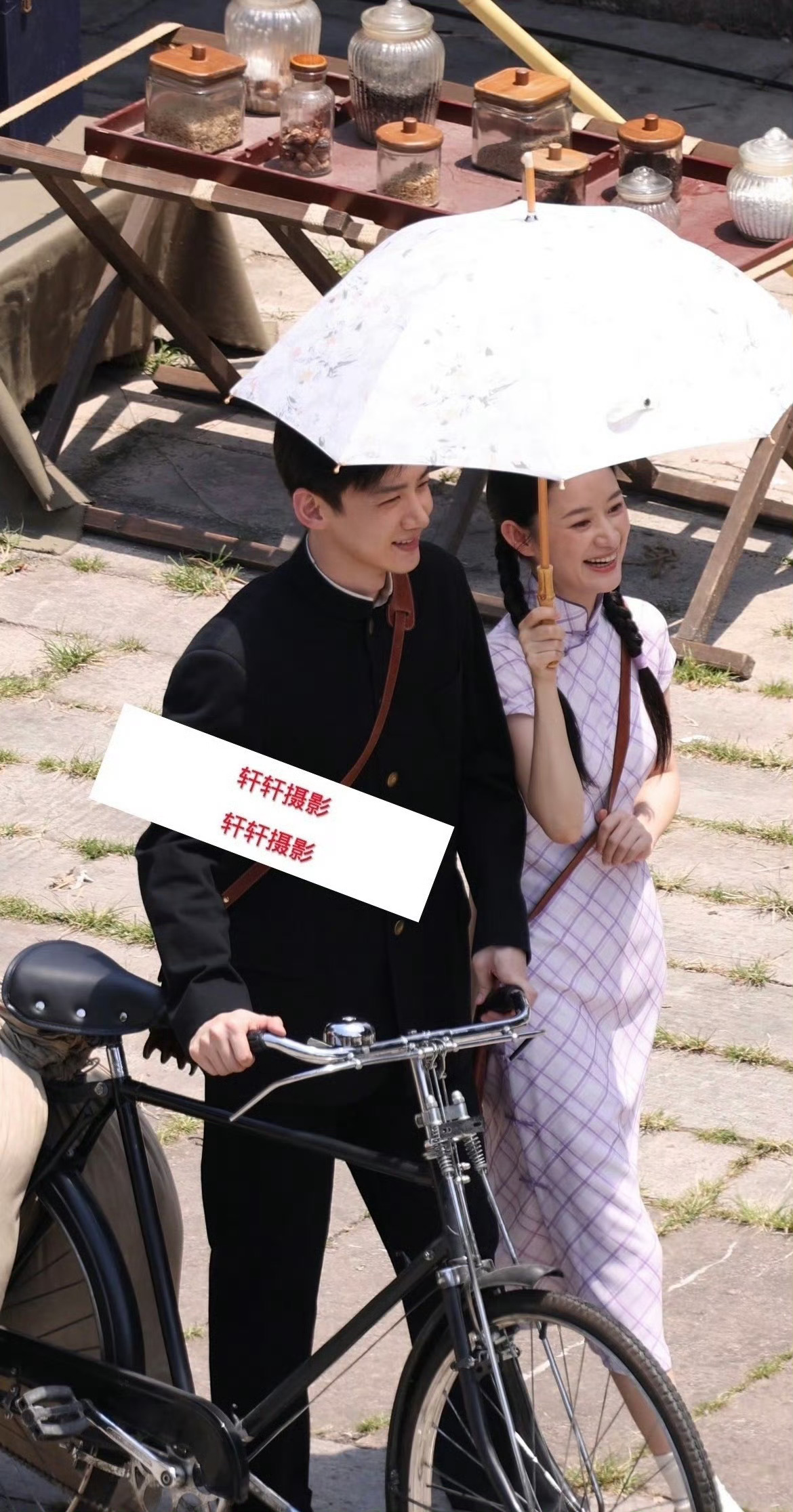 民国书生小白邂逅旗袍晓婷！同框画面直接美到失语推单车路透氛围感拉满，两人适配度超