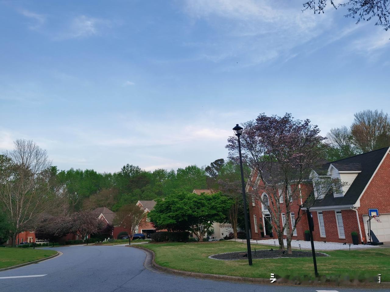 普通人养家糊口的方式，只有两种：出卖自己的时间和体力，聪明人推销自己，出卖智商和