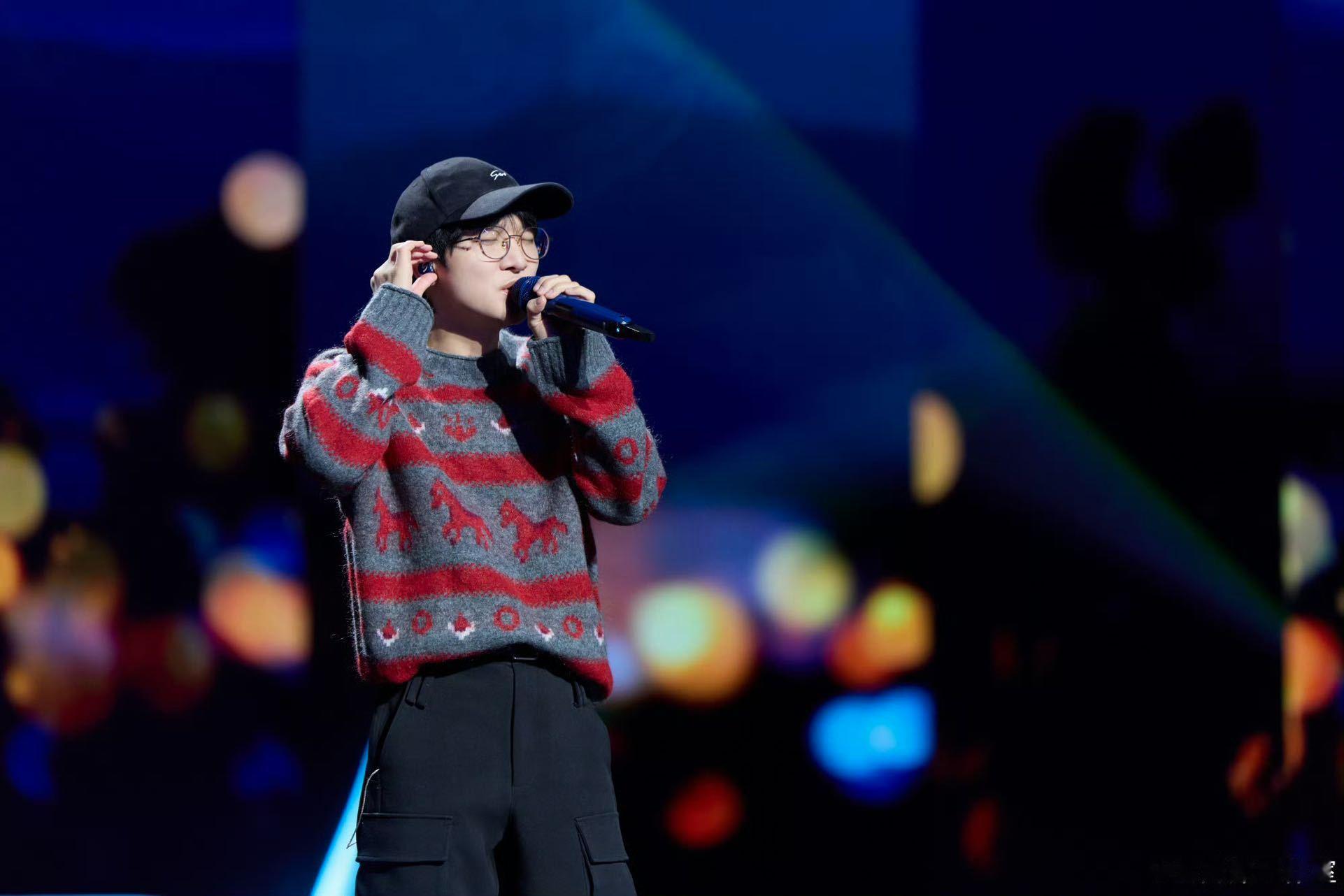 周深双声道打招呼周深24小时通告 24小时连轴转的行程表，没磨掉他半分鲜活。vl