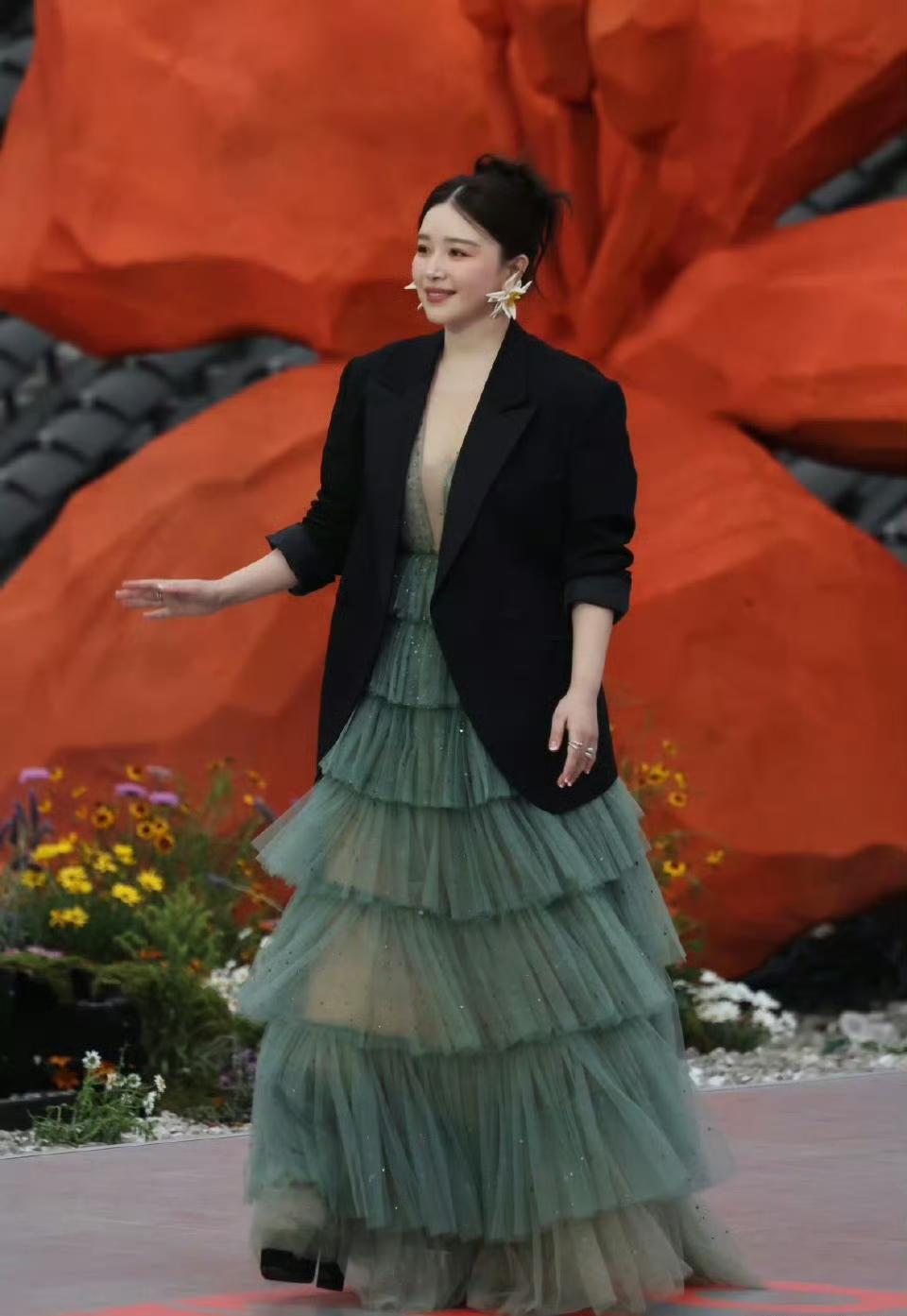 在乘风破浪的姐姐的节目上阚清子直言自己想瘦到90斤，她现在体重116斤，减到90