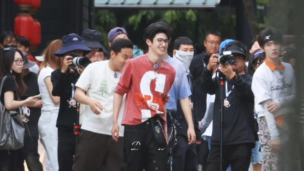 朱志鑫 好鲜活明媚，完全是主角朱志鑫一路向海的少年