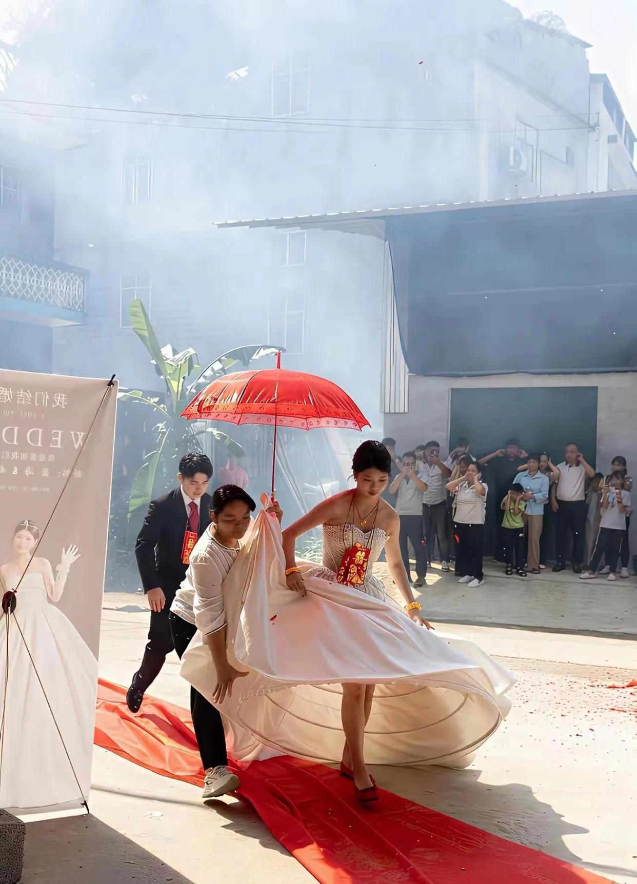 这位美女太热心了，让你过来帮忙拉裙子，不是让你掀裙子的！[笑哭]