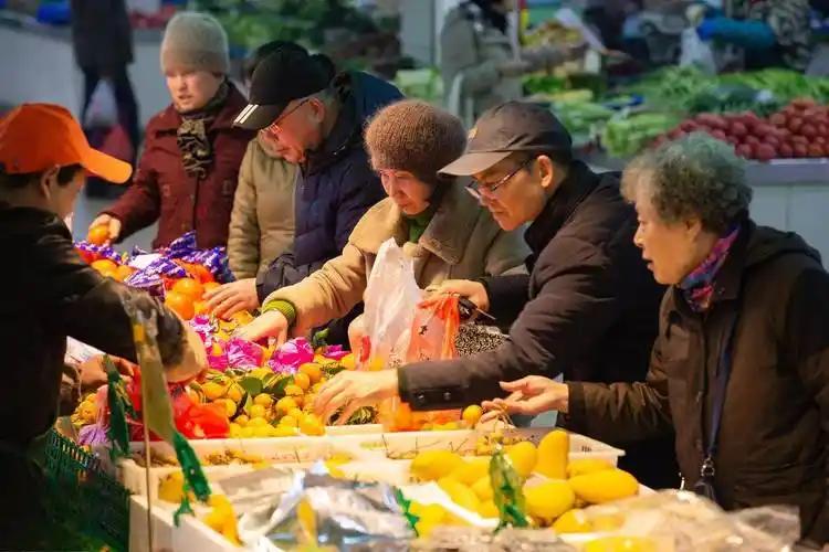 人到晚年才明白：
最高级的养老，
是“跟”着子女走，
而不是“靠”在他们身上。