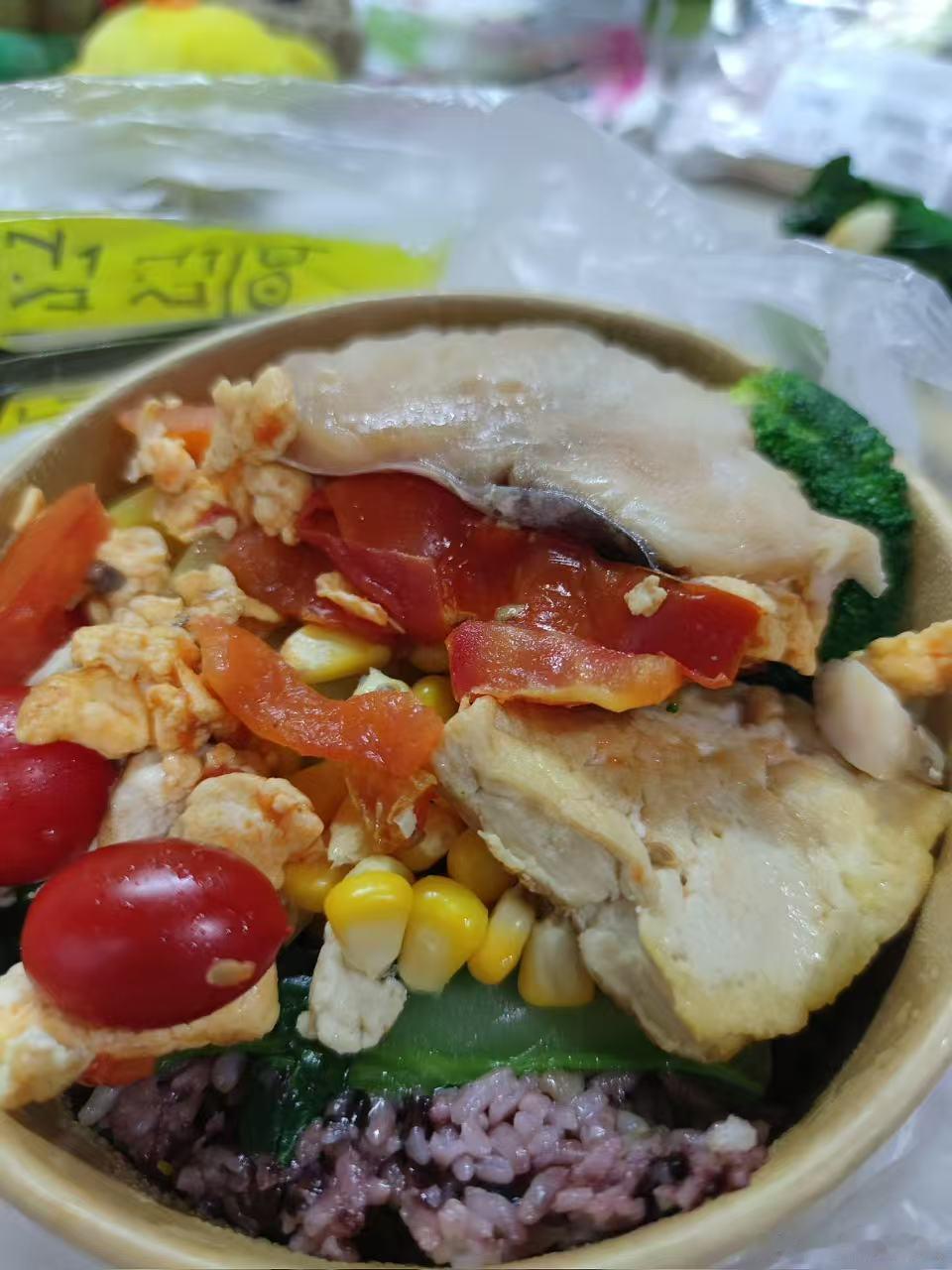 这才是大学生口中吃顿好的 约上三五好友，去校门口那家常去的小馆子。一边吐槽早八的