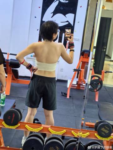 没肌肉硬凹的小姐姐一枚（被夸瘦了开心版）