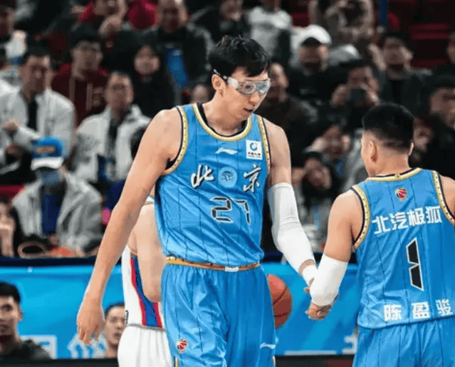 媒体人：麦基来了周琦能放开手脚了，不像过去总得收着打