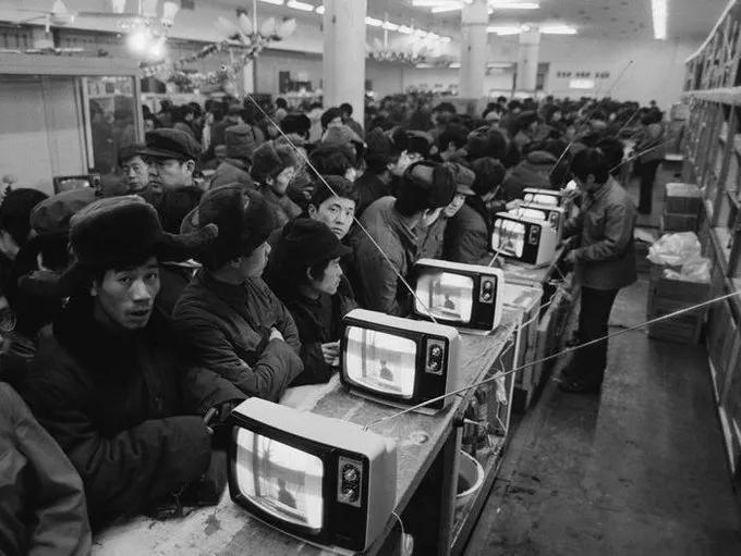 1985年中国，人们购买电视机 ​