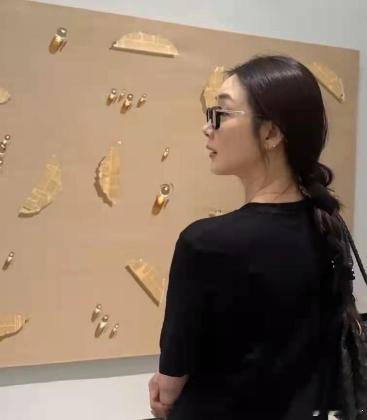 崔智友晒最新照片：黑衣麻花辫造型好文艺，侧颜照秀天鹅颈！ ​​​
