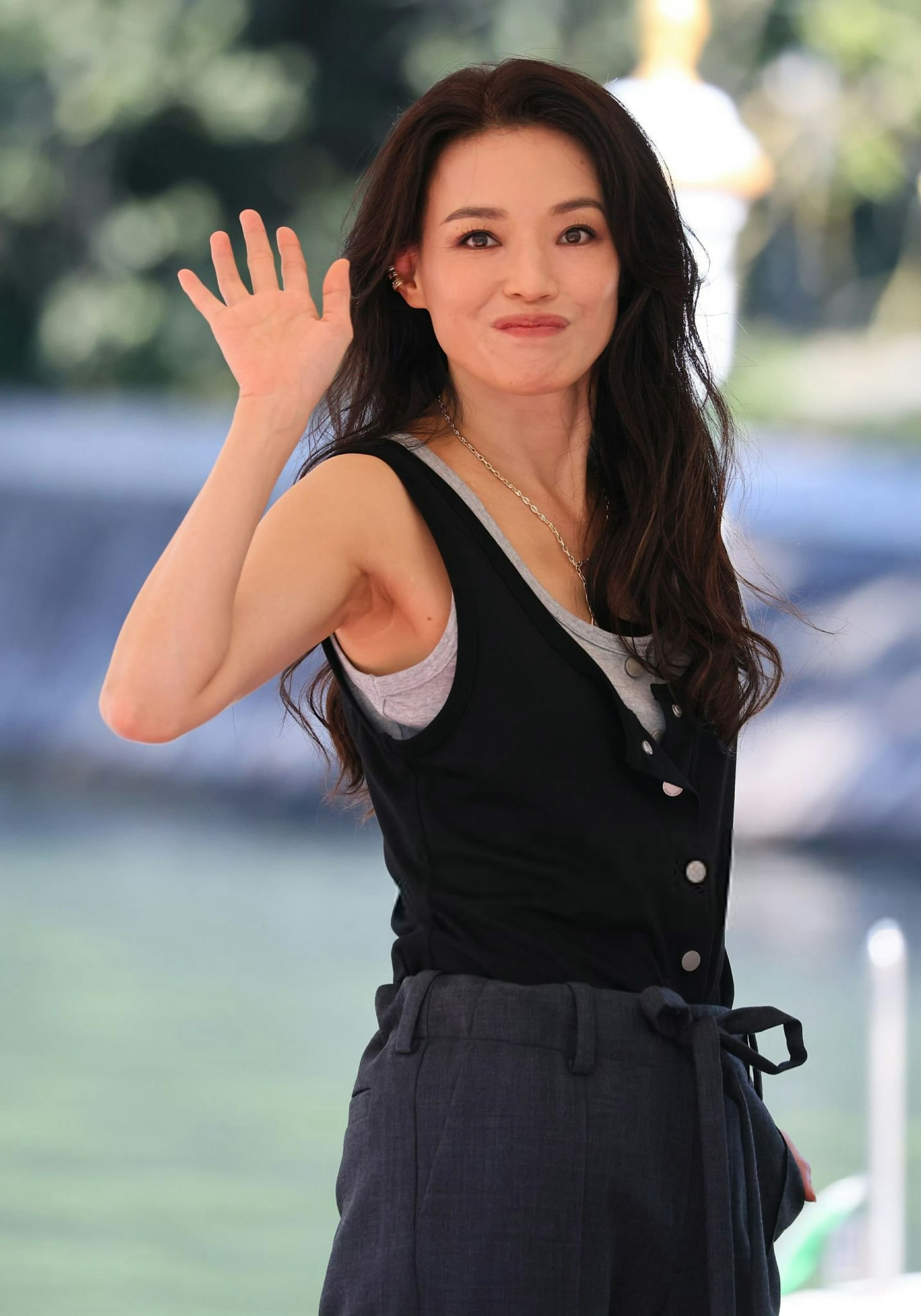 舒淇新片首映后哭了舒淇松弛重返丽都岛，莫非是《女孩》今晚会有好消息？祝舒淇好运，