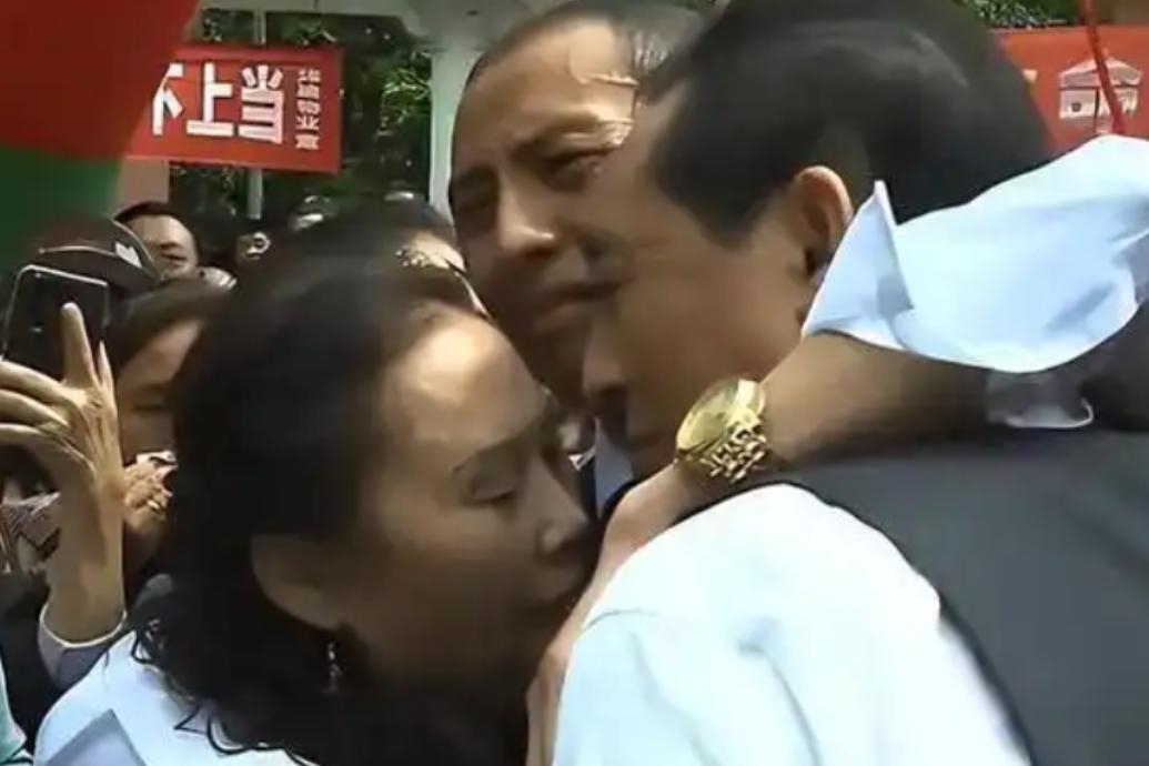 全网破防！富豪家2岁儿子不慎被拐，32年后找到，竟在农村卖菜为生，父母心如刀割，