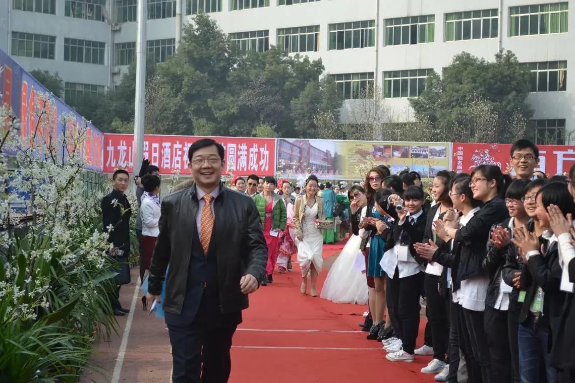 终于看见他出来亮脸了。长得不帅，神态斯文，挺耐看，一张嘴，全是幽默，带着地方口音