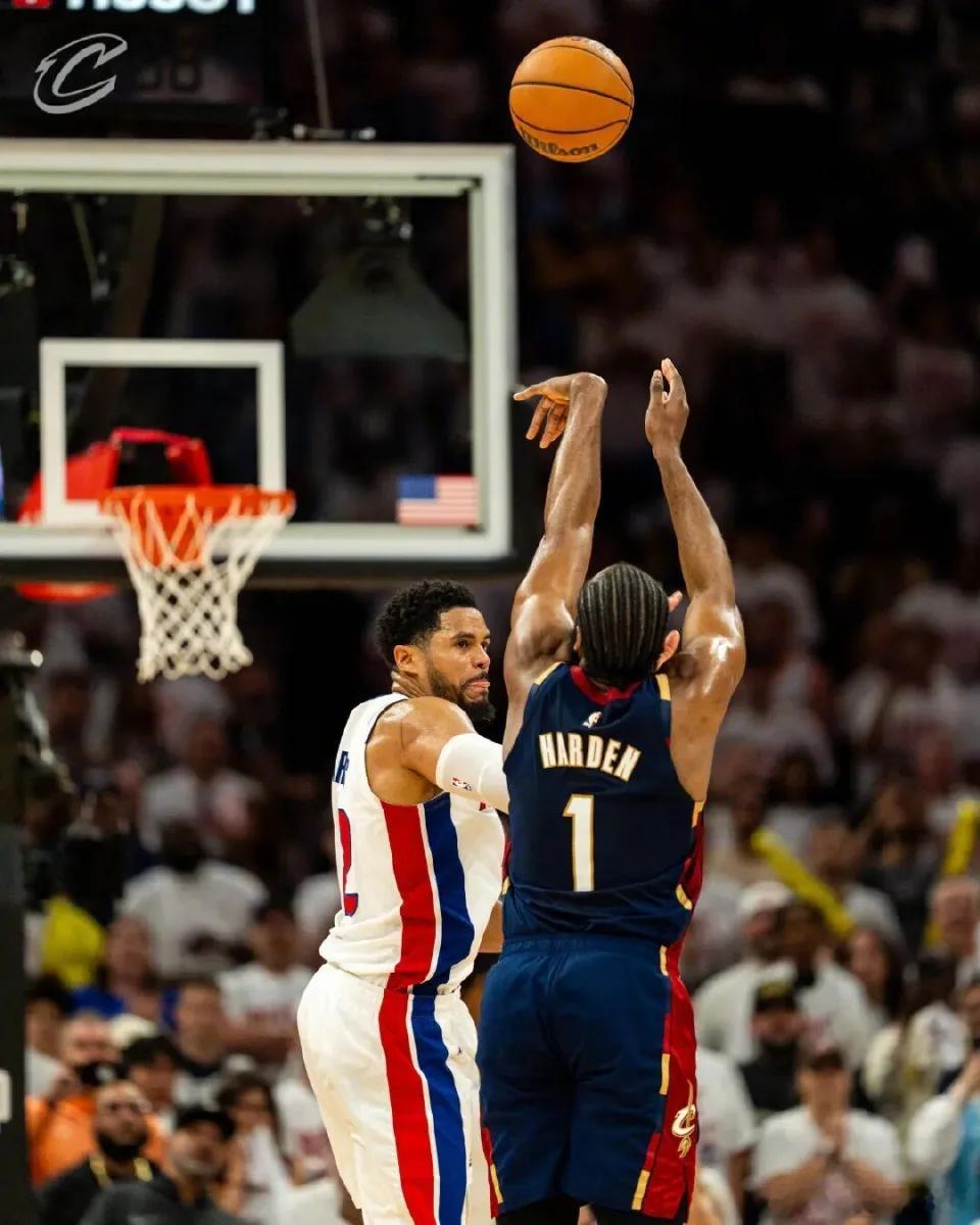 活塞2-1骑士 北京时间5月10日，NBA季后赛次轮G3骑士回到主场对阵活塞，骑