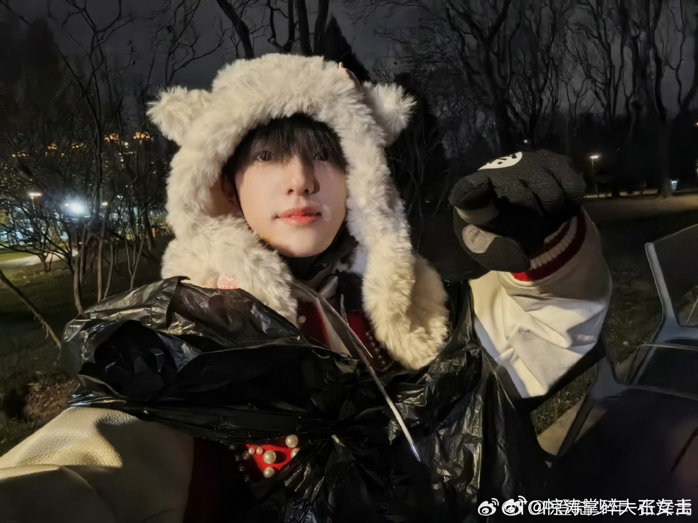 张泽禹翻看了相册顺便更新一下库存注意！张泽禹带着库存帅照来袭，可爱与帅气兼得，今