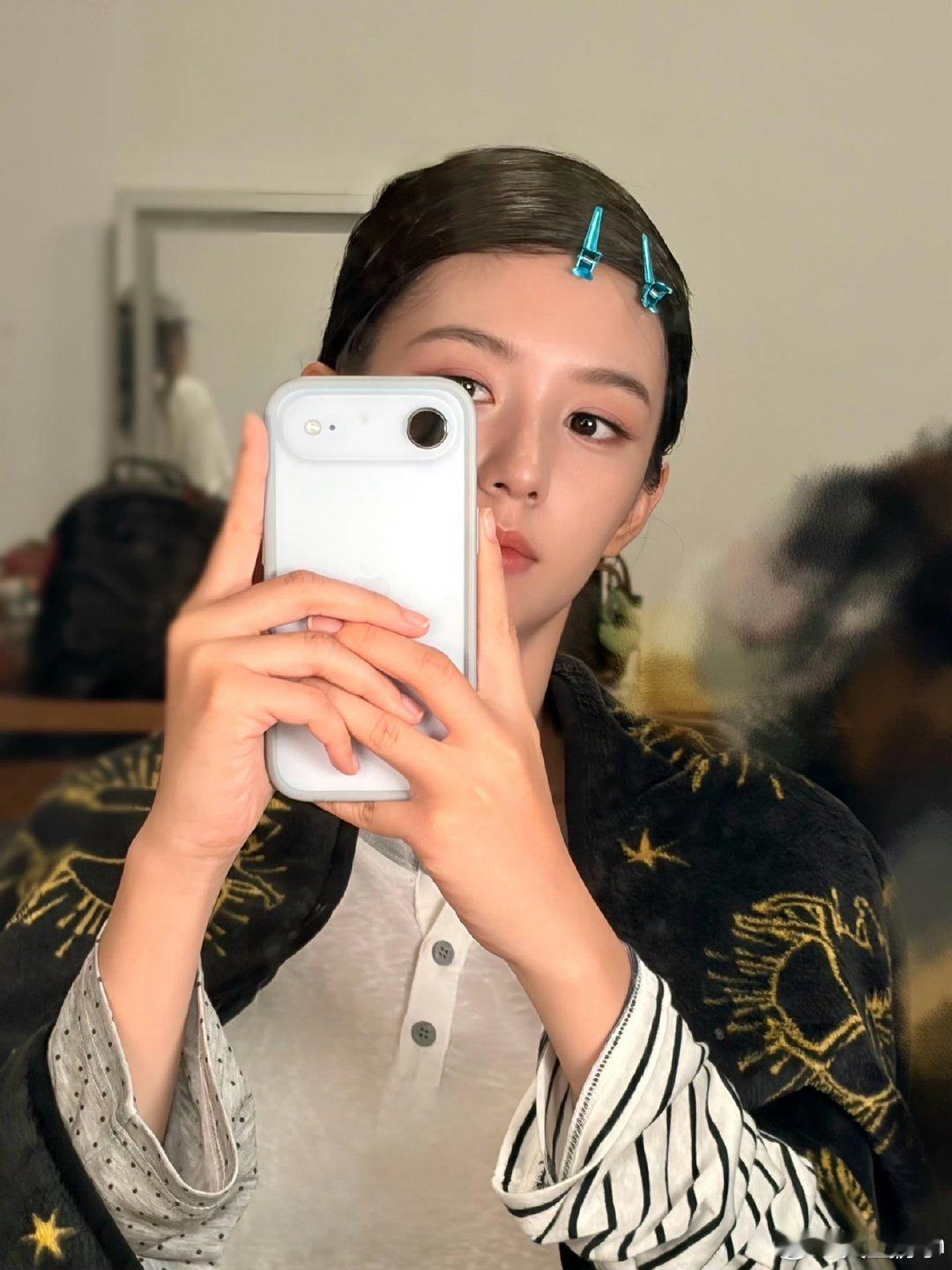 周也晒海带刘海自拍周也海带刘海对镜自拍周也的美，从来不挑造型！这种随随便便的海带