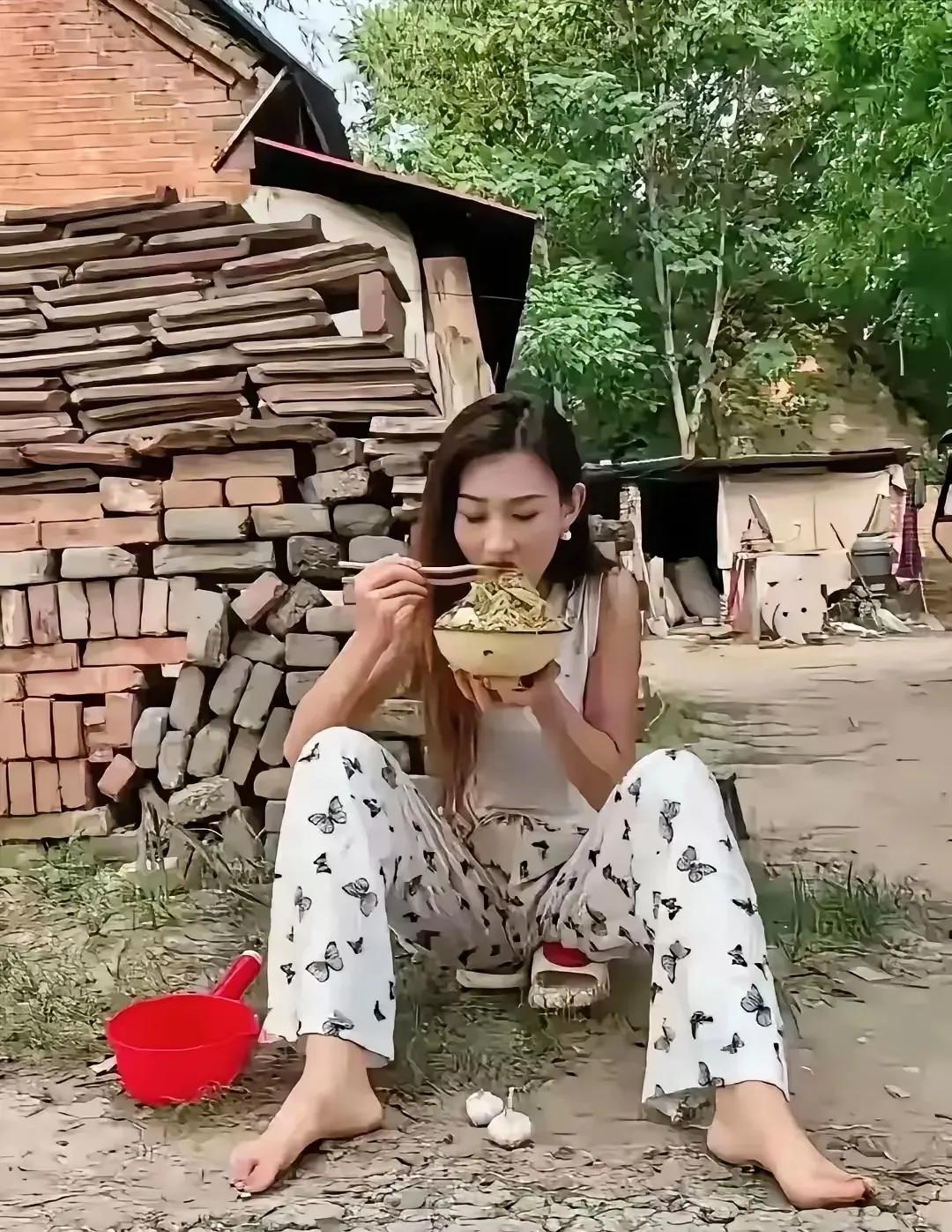 那一天，终于找回了她！回到家，她端起一大碗捞面条，来到屋房的一角，把鞋子一脱坐在