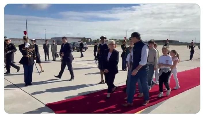美国防长带老婆和六个娃浩浩荡荡飞法国"办公务"，红毯尽头站的全是自己家娃——这哪