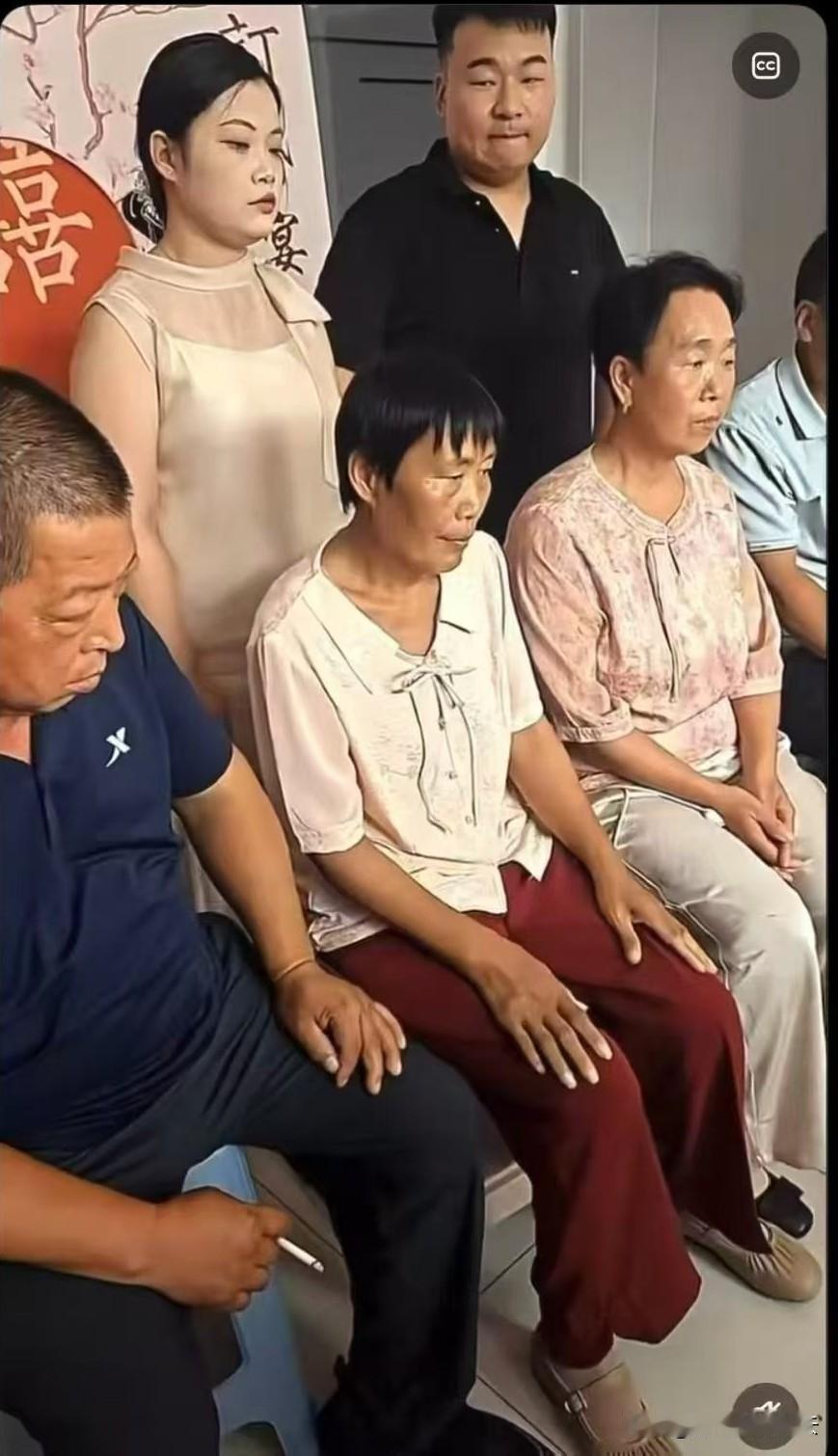 网上看到的某地婚礼图片（如侵立删），似乎结婚不是啥好事啊，四个老人，两个新人，都