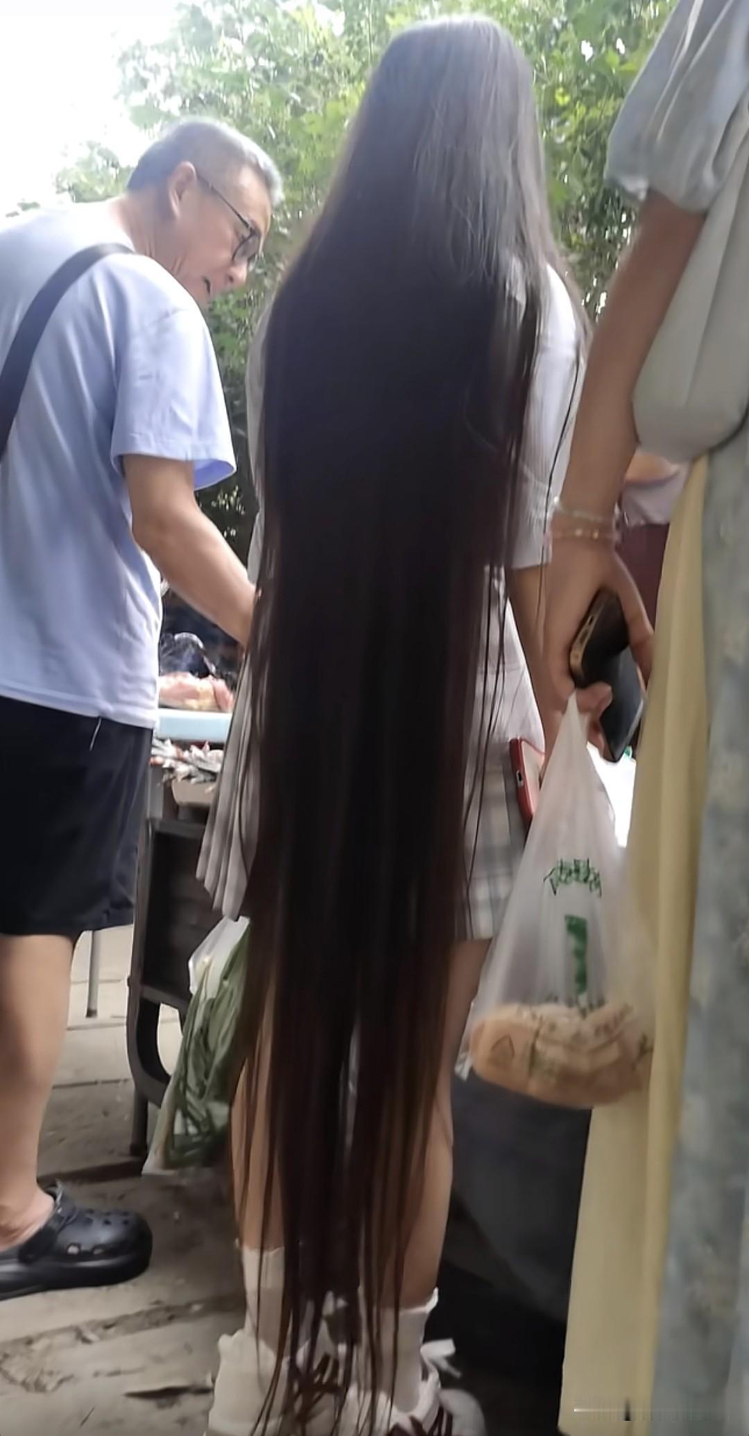 第一次在现实中看到这么长头发的女生