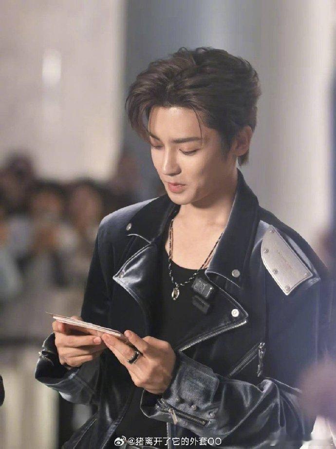 侯明昊生图vs精修图 谁看了侯明昊的生图不迷糊啊！五官精致到无可挑剔，皮肤细腻，