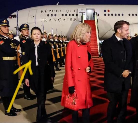 北京这么冷的天，作为中南海贴身警卫严月霞，只穿白衬衣，外穿风衣，真抗冻啊！也是为