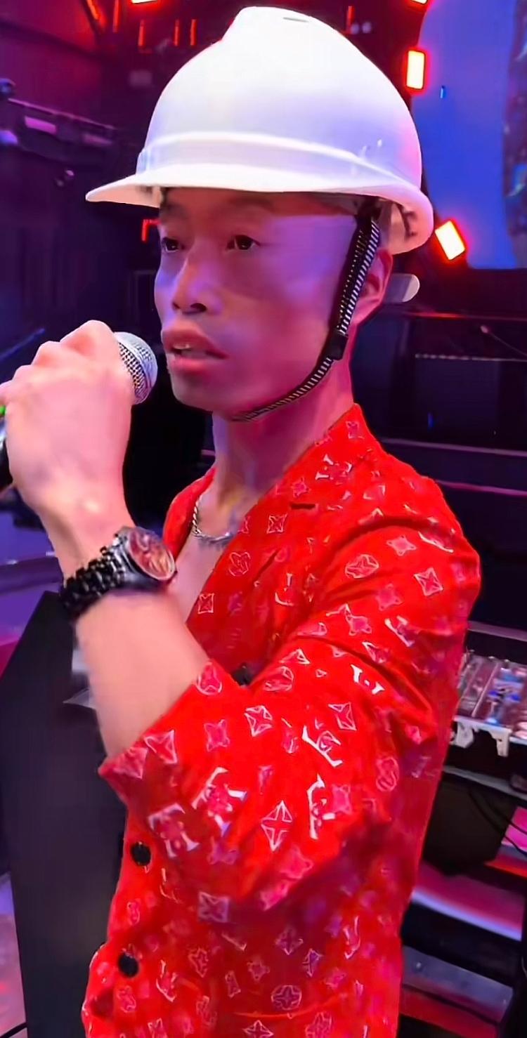 江苏南通舞王“焊舞帝”，另类舞蹈的表演者。白天在车间里做打磨工，晚上摇身一变，就