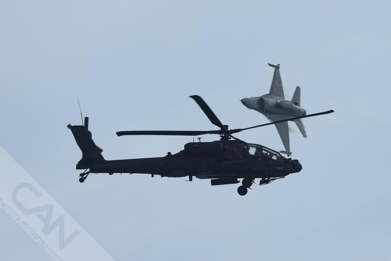 2月1日，在新加坡樟宜展览中心举行的新加坡航展媒体预演上，一架新加坡空军阿帕奇A