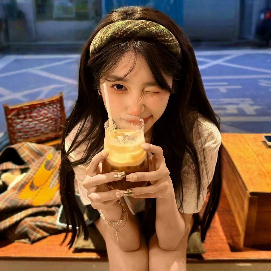 晚上睡觉条件：两个枕头 一个抱枕 热牛奶 褪黑素 蒸汽眼罩 还有耳塞上班睡觉条件