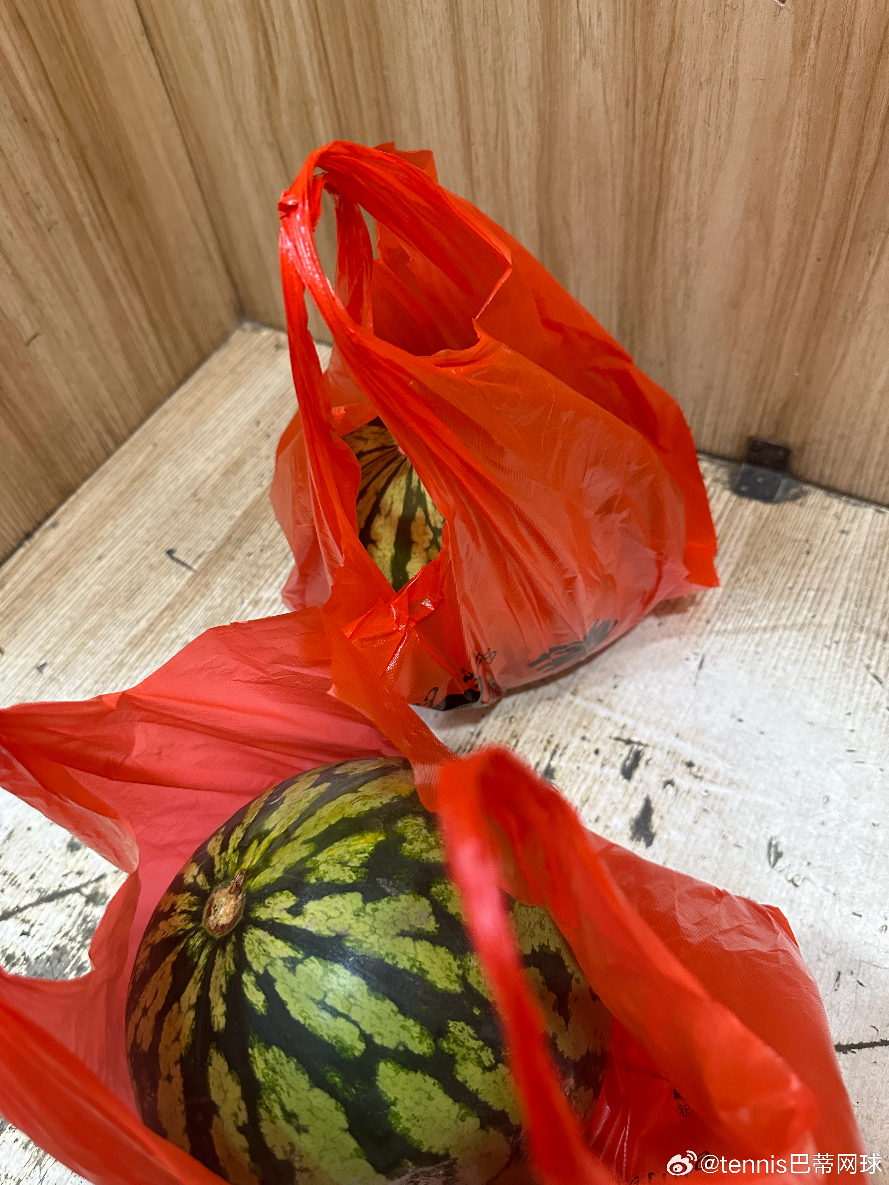 西瓜🍉9.9一斤了马上买两个请大家一起吃，才16块