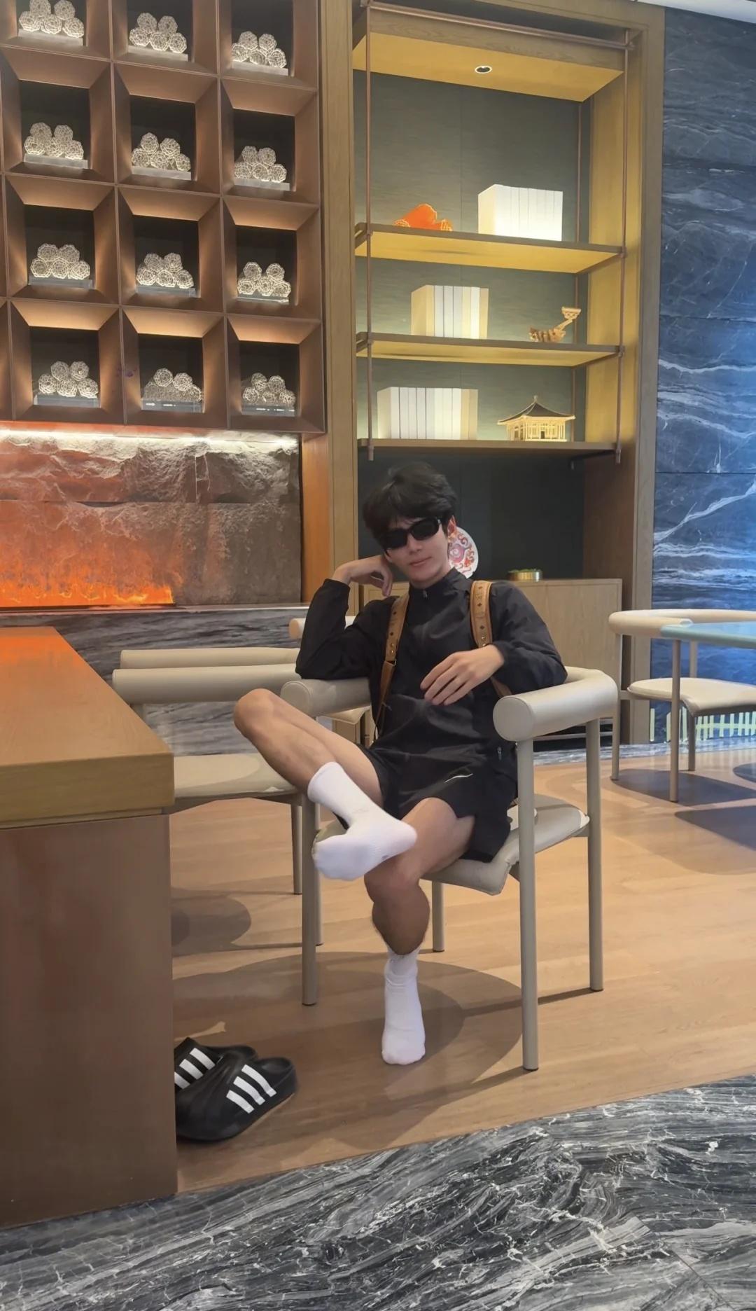 黑皮体育生一个人在酒店大堂
是怎么拍照的体育生