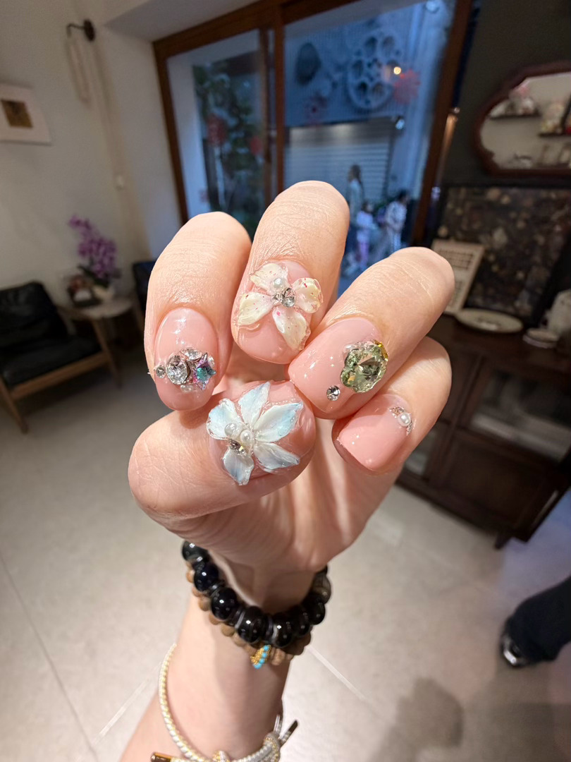 新美甲啊哈哈哈哈哈哈哈哈哈哈哈！！！太美了！！！这次换个风格