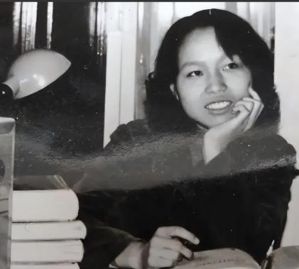 河南一位年轻的女教师身患类风湿，丈夫竟抛下她和年幼的女儿一走了之，谁料，她当年资