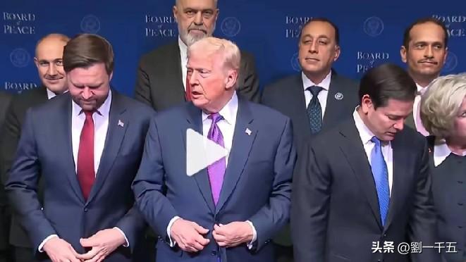 特朗普在美国战争史上榜上有名，后来居上了 替美国的霸权主义添上的浓重一笔。
在2