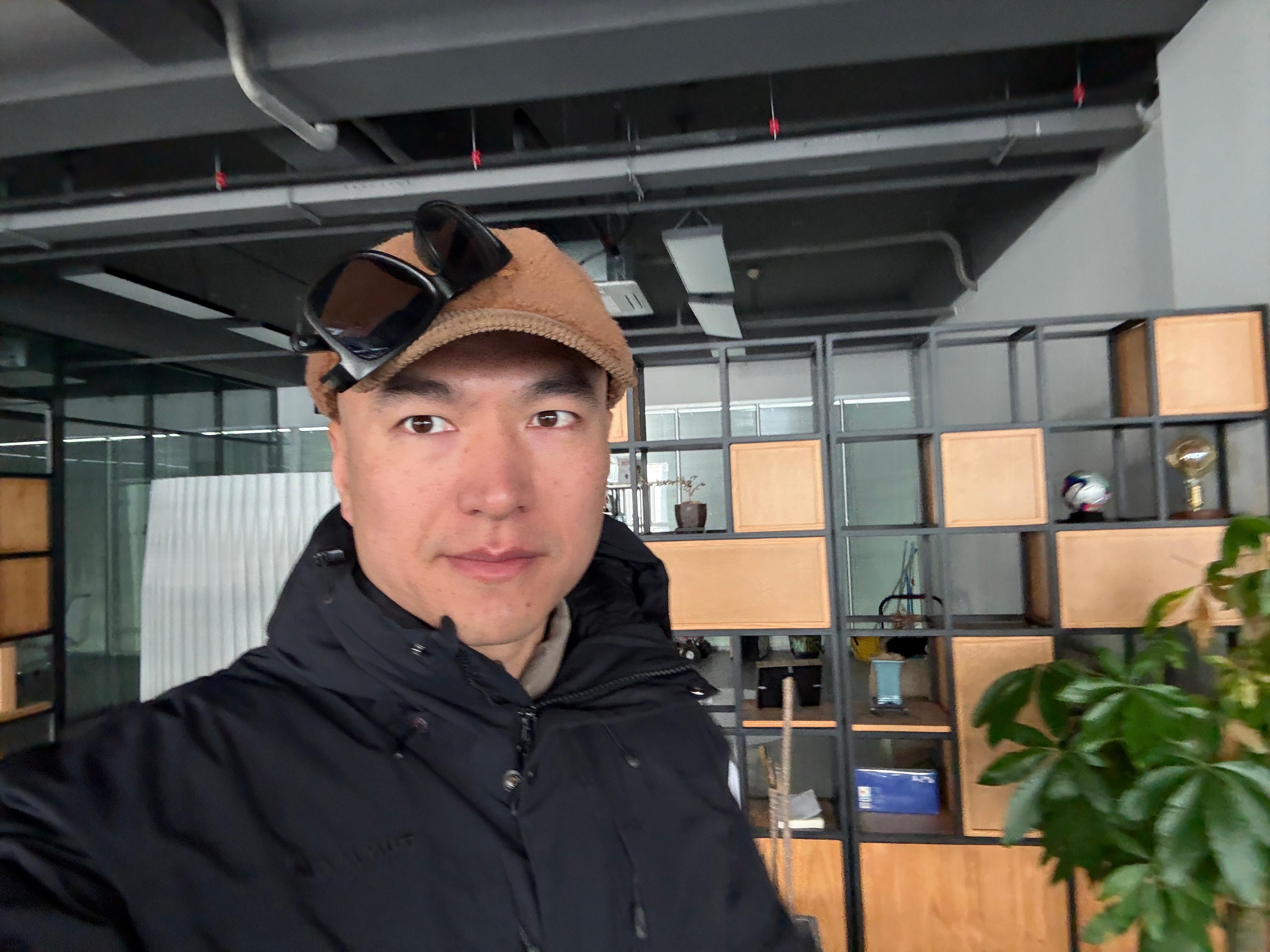 出电梯有人躲了我一下，说怕眼镜儿掉下来[笑cry] 