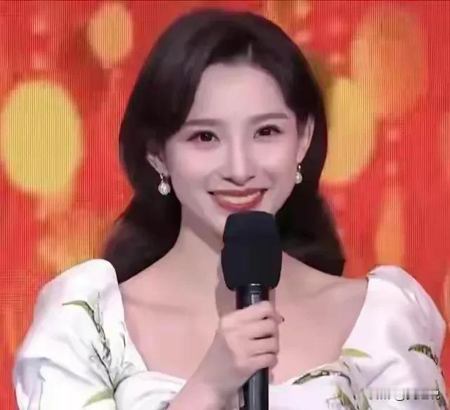 今年春晚的主持人阵容出来了，还是任鲁豫、撒贝宁、尼格买提他们几个，不过马凡舒和龙