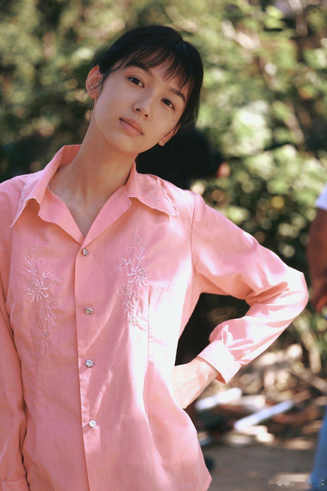 周也yeah变周地judy周也穿越到1983变周地了 周也云包场ID爆笑！“周地