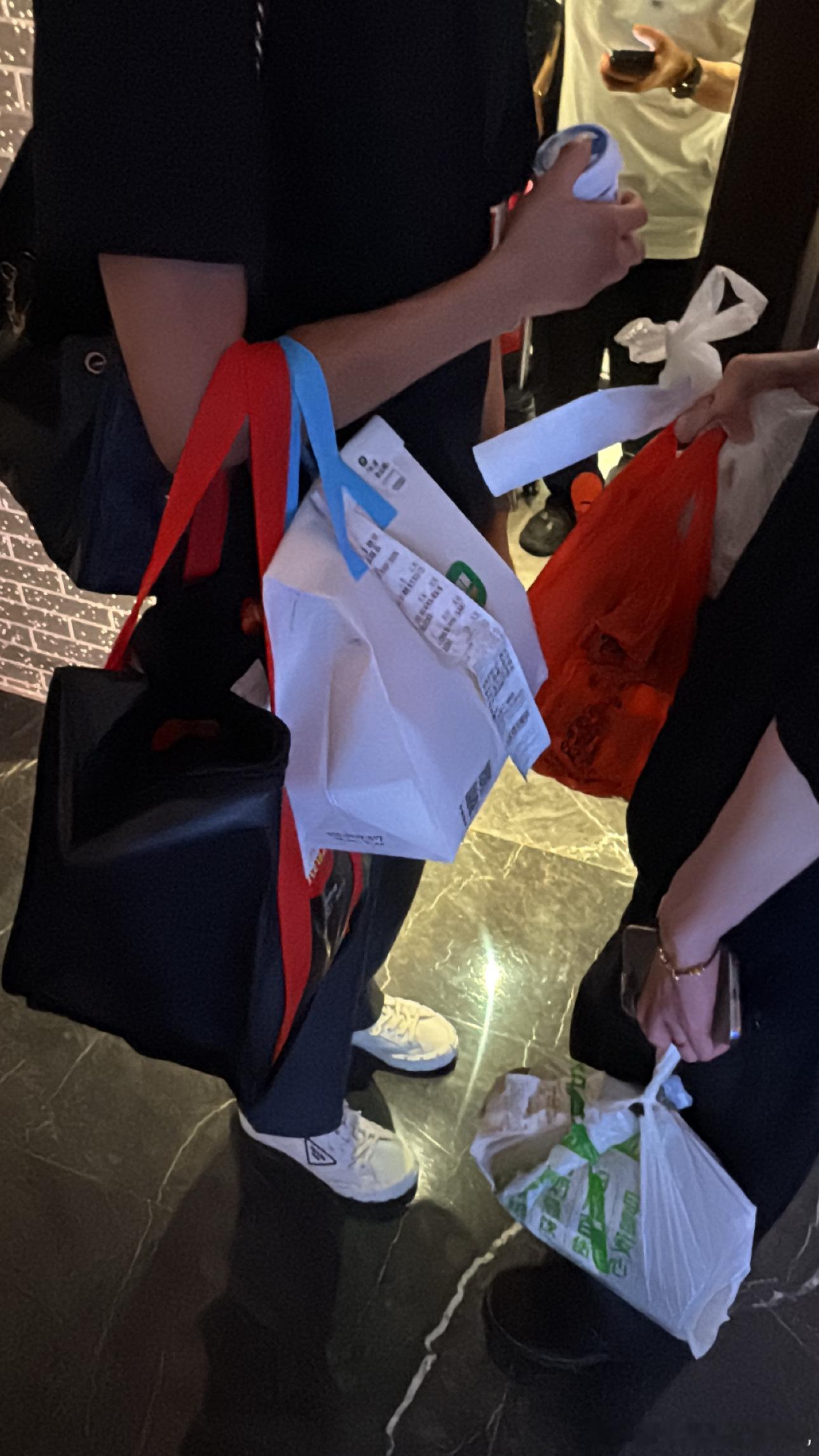 四个人在酒店喝8➕1能点15斤重外卖。 