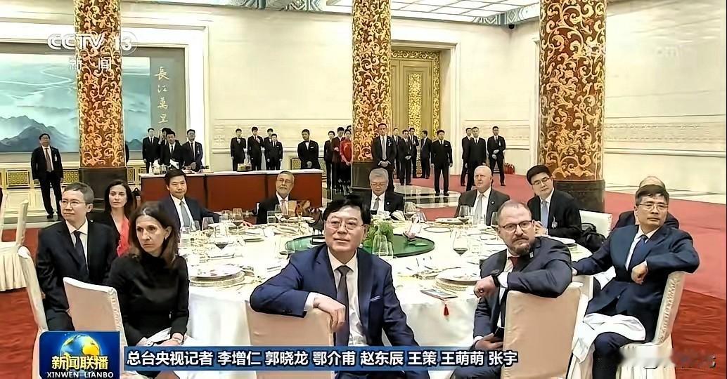 来了16位商业精英，他们的市值加一起等于他们国家的三分之一财富了。我方也对应了1