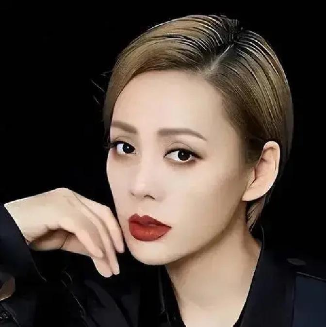 宁静在高原徒步时边走边喘，自嘲“生过娃的身子像散架”，镜头一转，刘晓庆小跑上山，