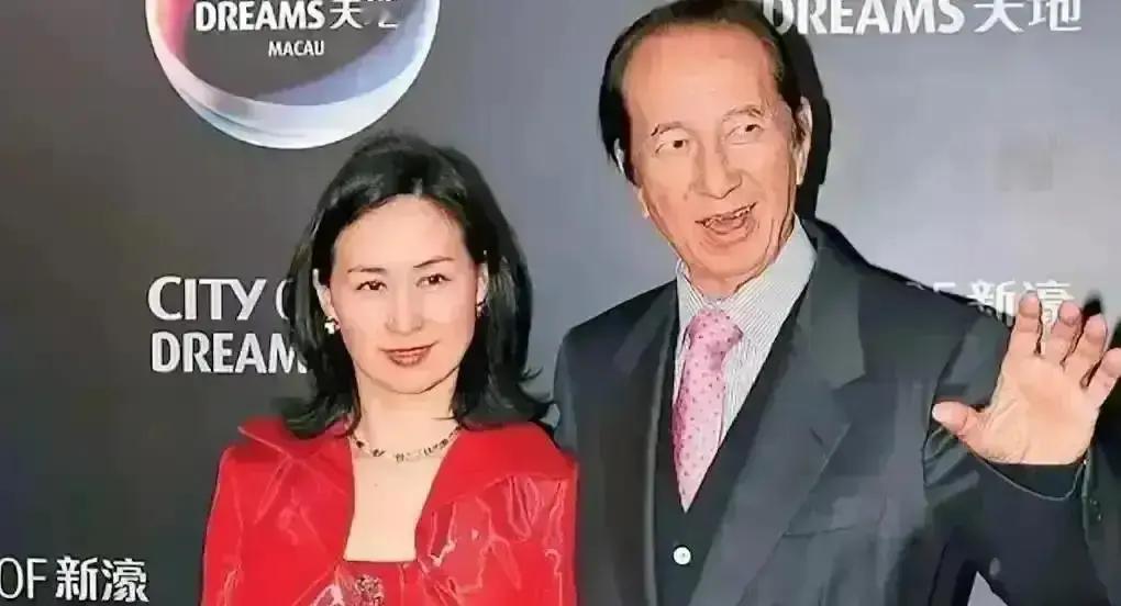 何超琼守寡21年，那块旧表还在走
 
手稿上潦草一句“她不会知道”，比歌词更像遗